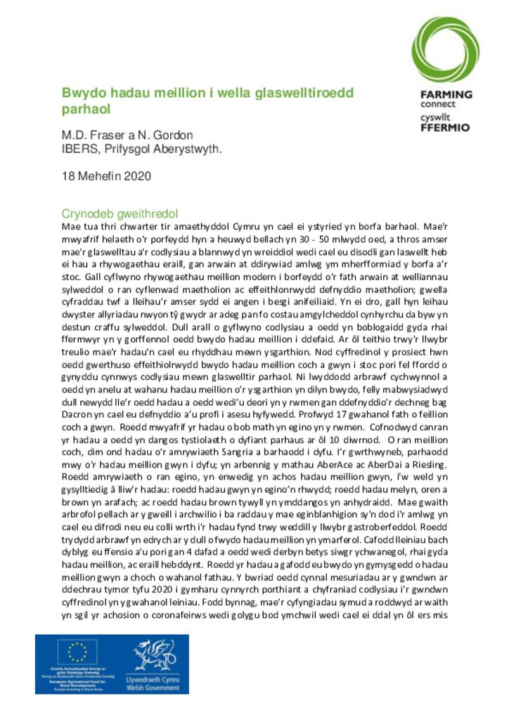 Bwydo hadau meillion i wella glaswelltiroedd parhaol