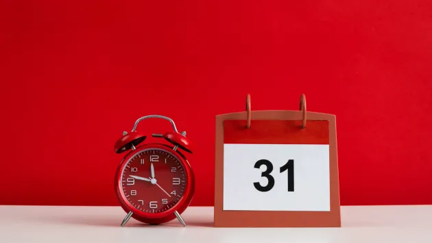 Red clock and number 31 on a calendar 