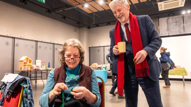 Huw Irranca-Davies, Deputy First Minister at sero repair cafe, Carmarthen