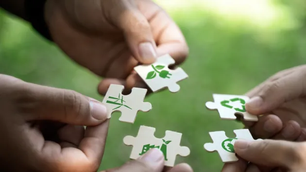 Net zero symbols on jigsaw pieces