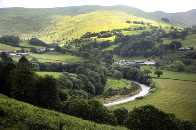 Llun o fferm yn y dyffryn