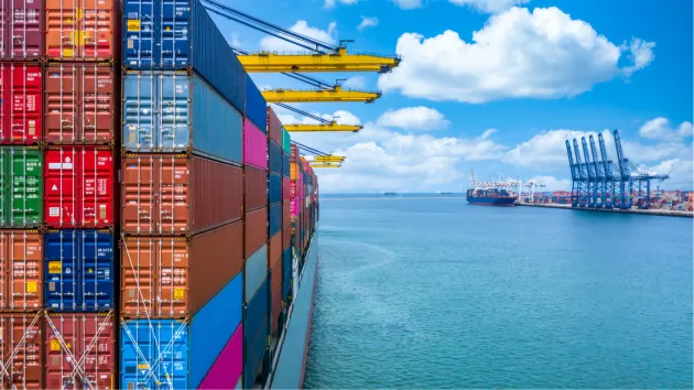 Export - cargo ship and port 