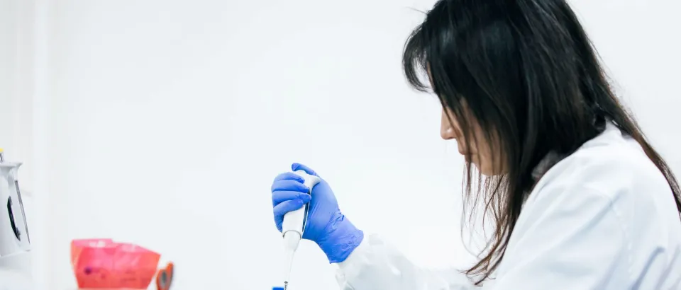 Woman working in a Lab
