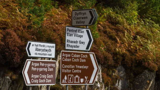 Roads signs in English and Welsh 